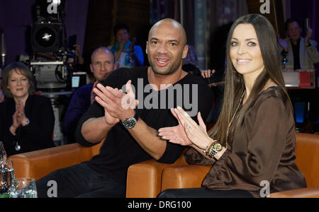 Hambourg, Allemagne. 24 Jan, 2014. Chorégraphe et entraîneur de motivation Detlef D ! Soost et sa femme Kate Hall chanteur danois applaudir avant la "Talk Show" NDR à Hambourg, Allemagne, 24 janvier 2014. Photo : Georg Wendt/dpa/Alamy Live News Banque D'Images