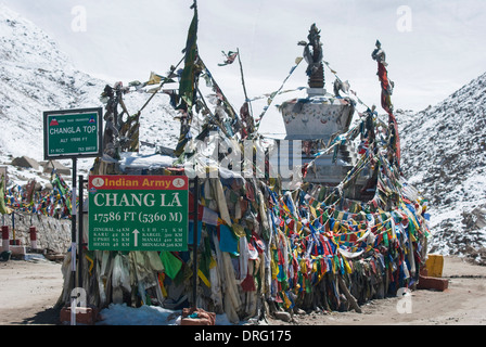 Le Chang La est un col de haute montagne au Ladakh, Inde. C'est prétendu être la deuxième plus haute route carrossable au monde. Banque D'Images