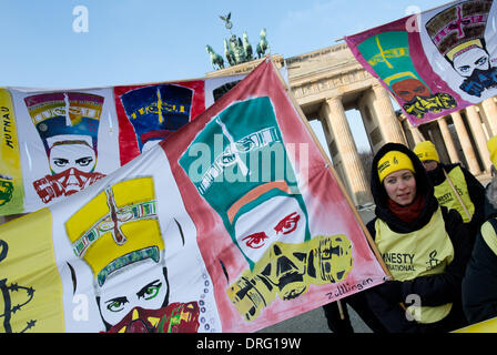 Berlin, Allemagne. 25 Jan, 2014. Adeptes de la démonstration d'Amnesty International pour les droits de l'homme en Egypte à Berlin, Allemagne, 25 janvier 2014. Photo : Bernd von Jutrczenka/dpa/Alamy Live News Banque D'Images