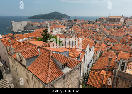 Sur le toit panoramique vue sur la vieille ville de Dubrovnik vers le Monastère dominicain et Vieux Port, Croatie Banque D'Images