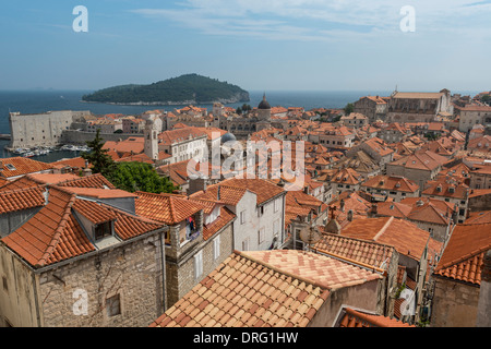 Sur le toit panoramique vue sur la vieille ville de Dubrovnik vers le Monastère dominicain et Vieux Port, Croatie Banque D'Images