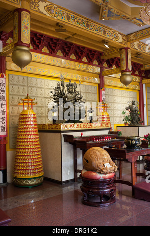 Temple bouddhiste de style chinois avec Fo Guang Shan Bodhisattva Avalokitesvara (chinois : Kuan Yin) statue à Amsterdam, Hollande. Banque D'Images