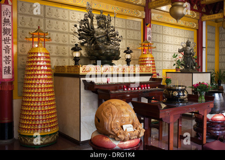 Temple bouddhiste de style chinois avec Fo Guang Shan Bodhisattva Avalokitesvara (chinois : Kuan Yin) statue à Amsterdam, Hollande. Banque D'Images