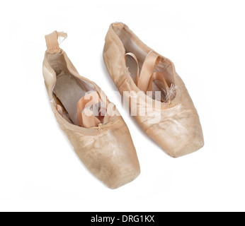 Vieux rose utilisé chaussures de ballet sur fond blanc Banque D'Images