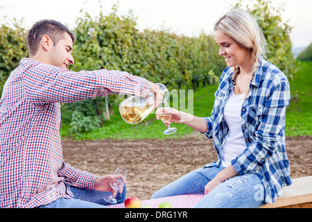 Vendanges, jeune couple drinking wine together, Slavonie, Croatie Banque D'Images