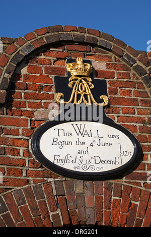 Ce mur a été commencé le 4 juin et Finifh avait ye 13e Decembr 1711 plaque au mur à Portsmouth Historic Dockyard en Janvier Banque D'Images