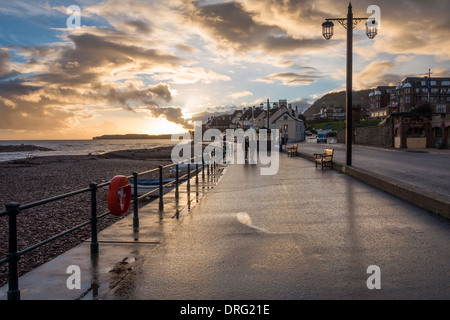 La ville de Sidmouth, Devon, Angleterre. Le 17 janvier 2014. Coucher du soleil à Sidmouth, promenade sur un après-midi d'hiver en janvier. Banque D'Images