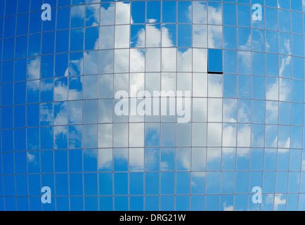 Surface de miroir d'un grand nombre de parties égales est ce qui reflète le ciel bleu avec un nuage blanc. Banque D'Images