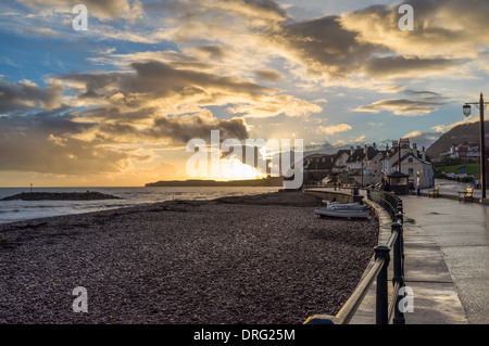 La ville de Sidmouth, Devon, Angleterre. Le 17 janvier 2014. Coucher du soleil à Sidmouth, promenade sur un après-midi d'hiver en janvier. Banque D'Images