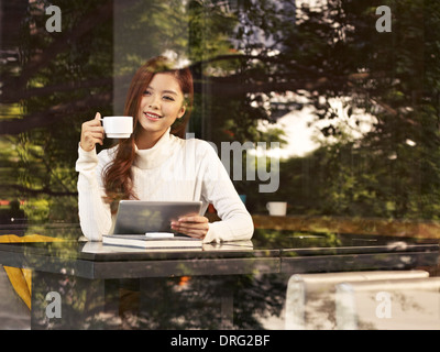 Jeune femme avec du café Banque D'Images