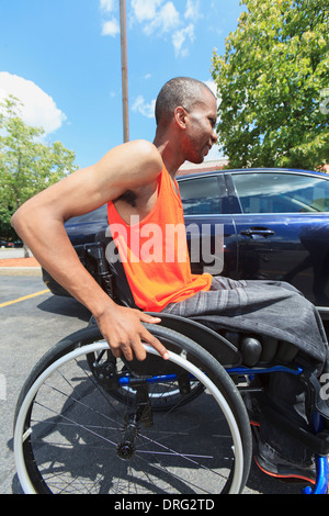 L'homme avec la méningite en fauteuil roulant sur le point d'entrer dans l'automobile Banque D'Images