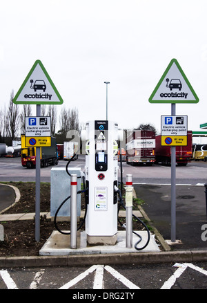 Voiture électrique point de recharge à Watford Gap sur la zone de service d'autoroute M1. Banque D'Images