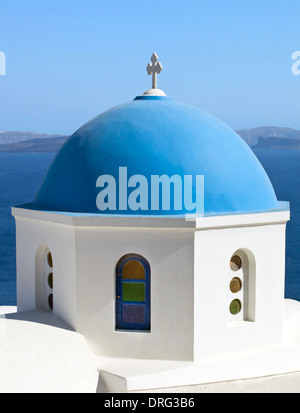 Église traditionnelle avec sa coupole bleue au village d''Oia, Santorin en Grèce. Banque D'Images