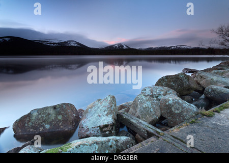 Aube naître sur le Loch Morlich au milieu de l'hiver. Banque D'Images