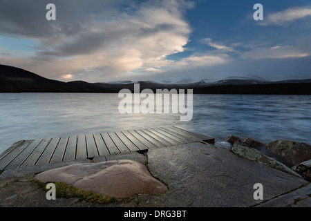 Aube naître sur le Loch Morlich au milieu de l'hiver. Banque D'Images