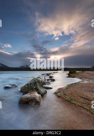 Aube naître sur le Loch Morlich au milieu de l'hiver. Banque D'Images