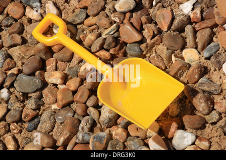 Chat jouet en plastique sur une plage britannique Banque D'Images