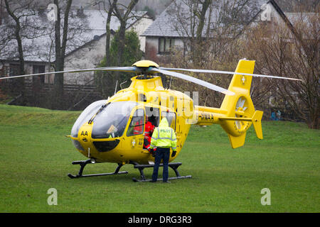 Windermere, Cumbria, Royaume-Uni. 25 septembre 2013. North West Air Ambulance on call out & Air Ambulance Médecin & pilot . Débarqué à Queens Park Crédit : Shoosmith Collection/Alamy Live News Banque D'Images