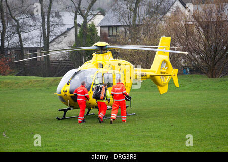 Windermere, Cumbria, Royaume-Uni. 25 septembre 2013. North West Air Ambulance on call out & Air Ambulance Paramedics . Débarqué à Queens Park Crédit : Shoosmith Collection/Alamy Live News Banque D'Images