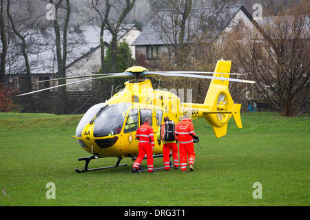 Windermere, Cumbria, Royaume-Uni. 25 septembre 2013. North West Air Ambulance on call out & Air Ambulance Paramedics . Débarqué à Queens Park Crédit : Shoosmith Collection/Alamy Live News Banque D'Images