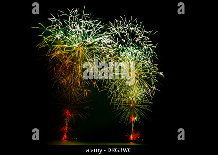 D'artifice dans le ciel dans la nuit Banque D'Images