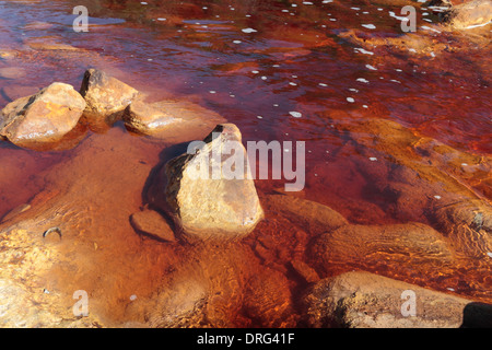 La rivière Rouge Rio Tinto (Tinto), partie de la Rio Tinto Mining Park (Minas de Riotinto), Huelva, Andalousie, espagne. Banque D'Images