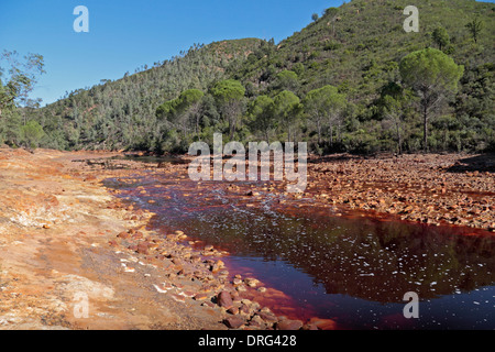 La rivière Rouge Rio Tinto (Tinto), partie de la Rio Tinto Mining Park (Minas de Riotinto), Huelva, Andalousie, espagne. Banque D'Images