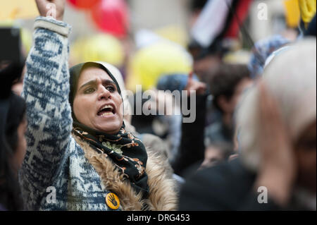 Londres, Royaume-Uni. 25 janvier, 2014. Autour de 1500 manifestants en faveur de la démocratie ont défilé à Londres enfin rassemblement à l'ambassade d'Egypte pour protester contre le régime actuel de l'Égypte et à l'occasion du 3e anniversaire de l'insurrection de 2011, se terminant avec le renversement du Président Moubarak Crédit : Lee Thomas/Alamy Live News Banque D'Images