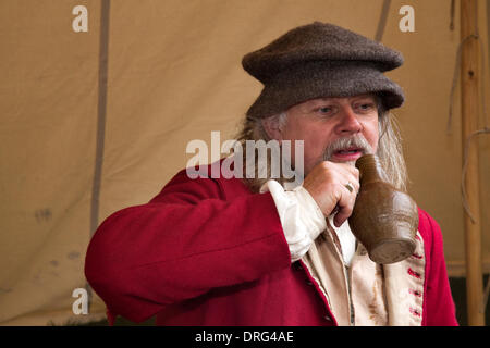 Nantwich, Cheshire, Royaume-Uni 25 janvier 2014. Chef de réflexions de l'alcool à Holly saint jour et siège de Nantwich re-enactment. Depuis plus de 40 ans les fidèles troupes de l'Hogan-vexel ont recueillies dans la ville historique d'une spectaculaire reconstitution de la bataille sanglante qui a eu lieu il y a près de 400 ans et a marqué la fin du long et douloureux siège de la ville. Têtes rondes, cavaliers, et d'autres artistes ont convergé sur l'historique du centre-ville à adopter de nouveau la bataille. Le siège en janvier 1644 a été l'un des principaux conflits de la guerre civile anglaise. Credit : Conrad Elias/Alamy Live News Banque D'Images