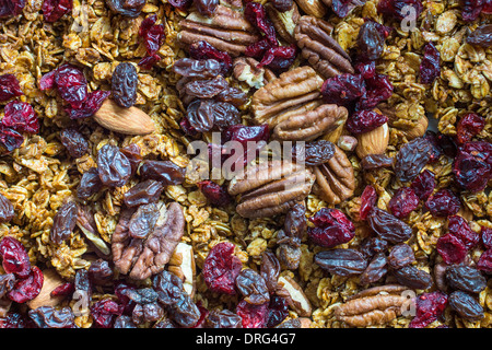 Granola fait maison avec les pacanes, les petits fruits et les raisins secs. Banque D'Images