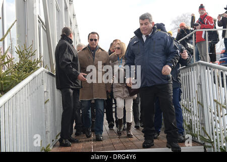 Kitzbuehel, Autriche. 25 Jan, 2014. L'ex-gouverneur et acteur Arnold Schwarzenegger et son amie Heather Milligan quitter la descente à ski autrichien annuel course du Hahnenkamm de Kitzbühel, Autriche, 25 janvier 2014. Photo : Felix Hoerhager/dpa/Alamy Live News Banque D'Images