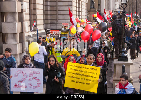 Londres, Royaume-Uni. Le 25 janvier 2014. Les manifestants de la égyptiens de la démocratie mars le long de Whitehall sur leur chemin de l'ambassade d'Égypte à l'occasion de trois ans depuis la révolution qui a renversé le régime de Moubarak. Crédit : Paul Davey/Alamy Live News Banque D'Images