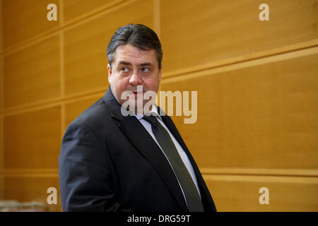 Berlin, Allemagne. 25 janvier, 2014. Photos de la réunion des responsables du parti SPD réalisée au siège du SPD à Berlin. / Photo : Sigmar Gabriel (SPD), chef du parti SPD allemand et ministre de l'économie et de l'énergie, de crédit : Reynaldo Chaib Paganelli/Alamy Live News Banque D'Images