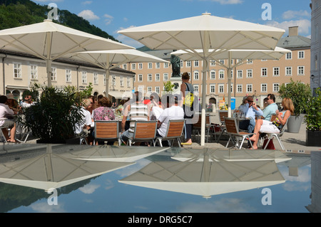 Café de la chaussée de la place de Mozart, Salzbourg, Autriche Banque D'Images