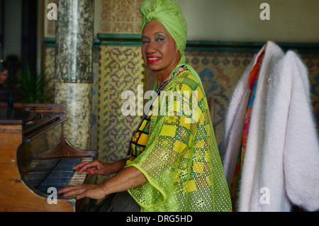 Feu Carmen Iznaga 'Carmencita' qui joue du piano et divertit les convives au Palacio Del Valle, Cienfuegos, Cuba Banque D'Images