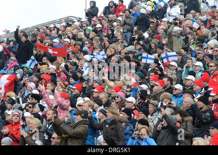 Kitzbuehel, Autriche. 25 Jan, 2014. Fans regarder la descente à ski autrichien annuel course du Hahnenkamm de Kitzbühel, Autriche, 25 janvier 2014. Photo : Felix Hoerhager/dpa/Alamy Live News Banque D'Images