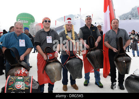 Kitzbuehel, Autriche. 25 Jan, 2014. Fans de Suisse posent des cloches des vaches au cours de la descente à ski autrichien annuel course du Hahnenkamm de Kitzbühel, Autriche, 25 janvier 2014. Photo : Felix Hoerhager/dpa/Alamy Live News Banque D'Images