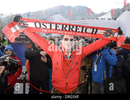 Kitzbuehel, Autriche. 25 Jan, 2014. Andreas Gabalier musicien folk pose avec une écharpe 'Autriche' pendant la descente à ski autrichien annuel course du Hahnenkamm de Kitzbühel, Autriche, 25 janvier 2014. Photo : Felix Hoerhager/dpa/Alamy Live News Banque D'Images