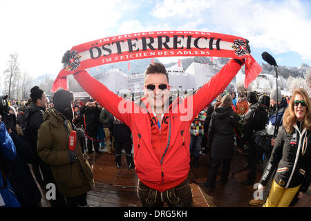 Kitzbuehel, Autriche. 25 Jan, 2014. Andreas Gabalier musicien folk pose avec une écharpe 'Autriche' pendant la descente à ski autrichien annuel course du Hahnenkamm de Kitzbühel, Autriche, 25 janvier 2014. Photo : Felix Hoerhager/dpa/Alamy Live News Banque D'Images