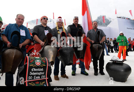 Kitzbuehel, Autriche. 25 Jan, 2014. Fans de Suisse posent des cloches des vaches au cours de la descente à ski autrichien annuel course du Hahnenkamm de Kitzbühel, Autriche, 25 janvier 2014. Photo : Felix Hoerhager/dpa/Alamy Live News Banque D'Images