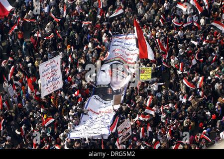 Le Caire, Égypte. 25 Jan, 2014. Les partisans de l'armée et la police se réunissent à la place Tahrir au Caire, à l'occasion du troisième anniversaire de l'insurrection. Les forces de sécurité ont tiré en l'air pour disperser des manifestants anti-gouvernement le samedi à des milliers se sont mobilisés à l'appui de l'armée-conduit les autorités. Un grand nombre d'Egyptiens se sont rassemblés pour manifester leur soutien à l'armée chef qui avait renversé le premier président librement élu l'année dernière. © Mohammed Bendari APA/Images/ZUMAPRESS.com/Alamy Live News Banque D'Images