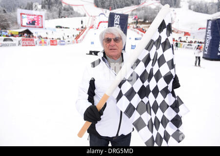 Kitzbuehel, Autriche. 25 Jan, 2014. Le président de la formule 1 Bernie Ecclestone pose avec un drapeau à damier au cours de la descente à ski autrichien annuel course du Hahnenkamm de Kitzbühel, Autriche, 25 janvier 2014. Photo : Felix Hoerhager/dpa/Alamy Live News Banque D'Images