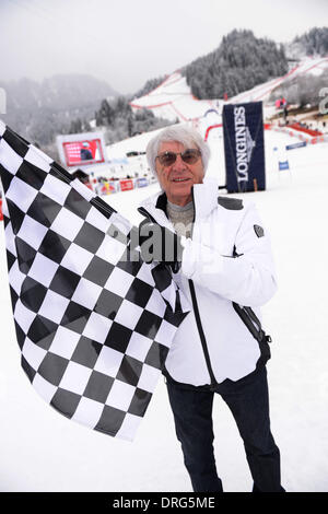 Kitzbuehel, Autriche. 25 Jan, 2014. Le président de la formule 1 Bernie Ecclestone pose avec un drapeau à damier à l'Chartiy Kitz Trophy après la descente à ski autrichien annuel course du Hahnenkamm de Kitzbühel, Autriche, 25 janvier 2014. Photo : Felix Hoerhager/dpa/Alamy Live News Banque D'Images