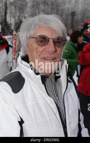 Kitzbuehel, Autriche. 25 Jan, 2014. Le président de la formule 1 Bernie Ecclestone pose à la Kitz Chartiy Trophy après la descente à ski autrichien annuel course du Hahnenkamm de Kitzbühel, Autriche, 25 janvier 2014. Photo : Felix Hoerhager/dpa/Alamy Live News Banque D'Images