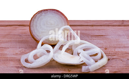 Les rondelles d'oignons et de hacher boarrd sur fond blanc Banque D'Images