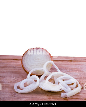 Oignons hachés sur le hachage de boarrd sur fond blanc vertical. Banque D'Images