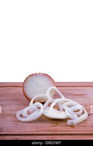 L'ampoule la moitié des oignons sur le hachage de boarrd sur fond blanc. Banque D'Images