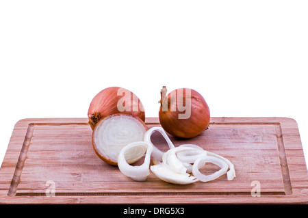 Pleine des bulbes et des oignons sur le hachage de boarrd sur fond blanc horizontal. Banque D'Images