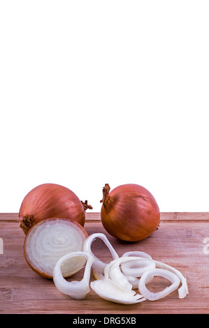 Pleine des bulbes et des oignons sur le hachage de boarrd sur fond blanc.vertical Banque D'Images