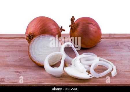 Pleine des bulbes et des oignons sur le hachage de boarrd sur fond blanc horizontal. Banque D'Images